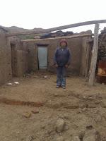 Las lluvias  le voltearon las paredes de su casa y piden contar con el Servicio de Electrificación Rural