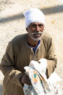 Fotografía de hombre Egipcio vendiendo prendas en la esclusa de Esna (Egipto) Fotografia_Egipto_Abuelohara