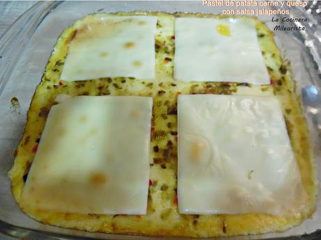 Pastel de patata carne y queso con salsa jalapeños