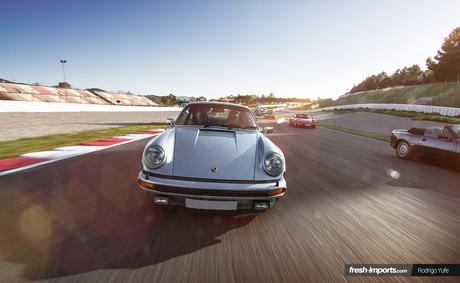 Más de 100 coches clásicos posan en pista para una sesión fotográfica.