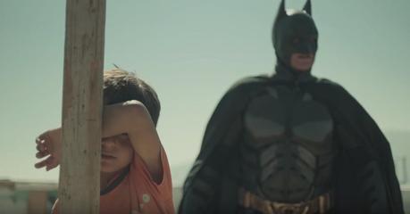 Batman y un niño refugiado se hacen amigos en este anuncio, aunque nada es lo que parece