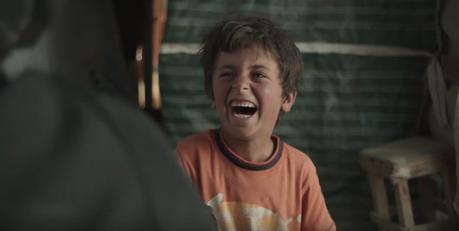 Batman y un niño refugiado se hacen amigos en este anuncio, aunque nada es lo que parece