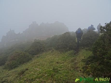 Ruta al PIEDRA REDONDA, PICO GOBIA y LA FORQUITA desde PRADO por la BIESCONA Ruta al Pico Gobia y La Forquita: Entrando en la arista oriental del Sueve hacia el Pico Gobia