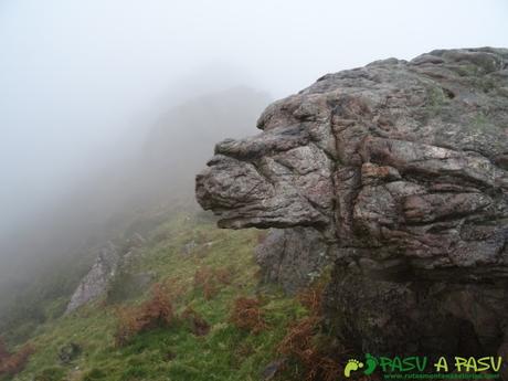 Ruta al PIEDRA REDONDA, PICO GOBIA y LA FORQUITA desde PRADO por la BIESCONA Ruta al Pico Gobia y La Forquita: Roca de camino al Pico Gobia