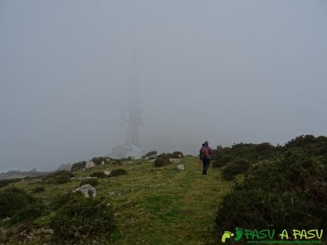 Ruta al PIEDRA REDONDA, PICO GOBIA y LA FORQUITA desde PRADO por la BIESCONA Ruta al Pico Gobia y La Forquita: Antenas de telecomunicaciones en el Fitu