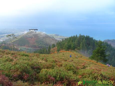 Ruta al PIEDRA REDONDA, PICO GOBIA y LA FORQUITA desde PRADO por la BIESCONA Ruta al Pico Gobia y La Forquita: Bajando a la Forquita desde el Gobia