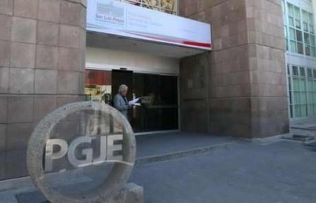 Inservible elevador para personas con discapacidad en la PGJE Inservible elevador para personas con discapacidad en la PGJE