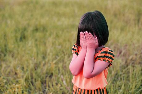 Juegos al aire libre y ampliar el vocabulario en los niños jugar al escondite