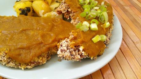 Filetes vegetales empanados en semillas y avena con salsa de zanahoria y nueces