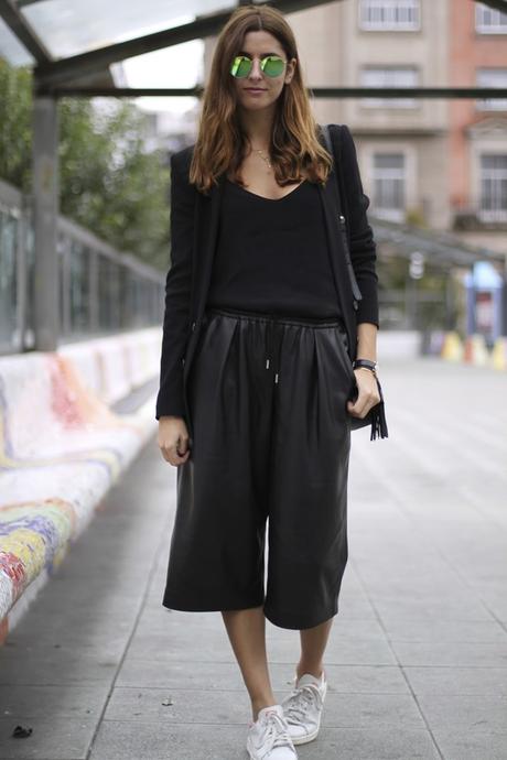 looks street style inspiracion con pantalones culottes con sneakers o tacones