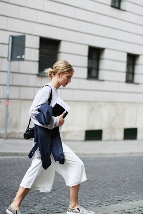 looks street style inspiracion con pantalones culottes con sneakers o tacones