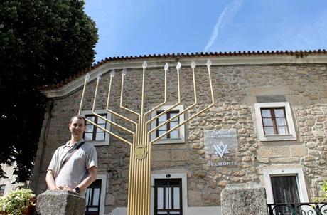 Belmonte, la razón de que Brasil hable portugués Pablo ante el menorah del Centro de Formación Judaica de Belmonte Portugal