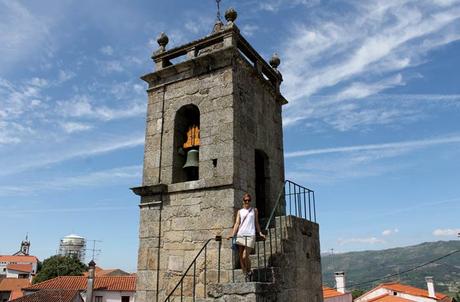 Belmonte, la razón de que Brasil hable portugués Estefanía, en la torre de la iglesia de Santiago de Belmonte Portugal