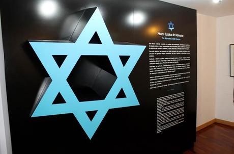 Belmonte, la razón de que Brasil hable portugués Panel con la Estrella de David en el Museo Judaico de Belmonte