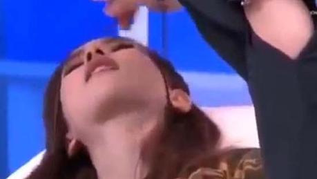 Modelo tailandesa es poseída por un espíritu demoníaco Modelo tailandesa es poseída por un espíritu demoníaco