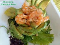 ENSALADA TEMPLADA DE AGUACATE CON LANGOSTINOS AL AJILLO