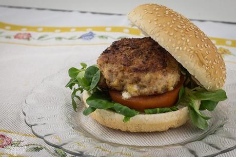 Hamburguesa casera rellena de queso de cabra