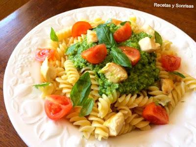 PASTA CON PESTO DE AGUACATE Y ALBAHACA