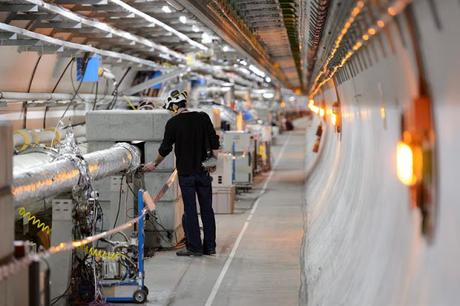 #CERN halla indicios de una nueva partícula que cuestionaría la #física actual #CERN halla indicios de una nueva partícula que cuestionaría la #física actual