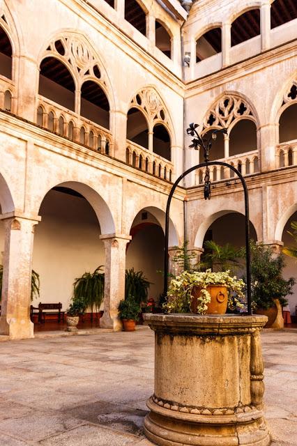 Guadalupe (IV). La Hospedería y su bello claustro gótico