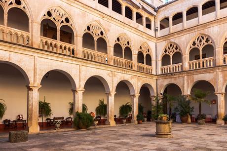 Guadalupe (IV). La Hospedería y su bello claustro gótico