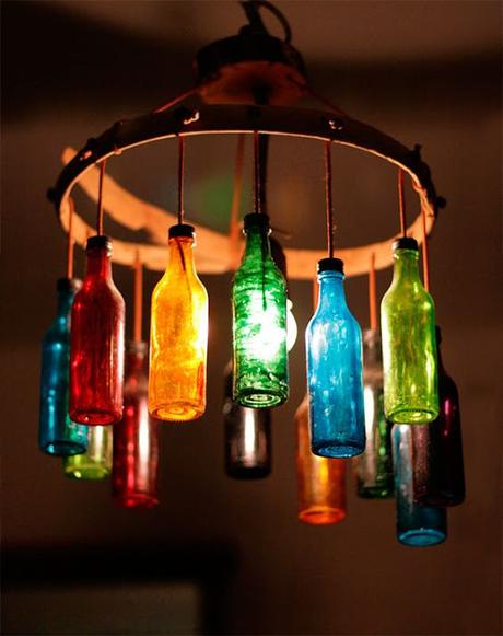 lámpara hecha con botellas