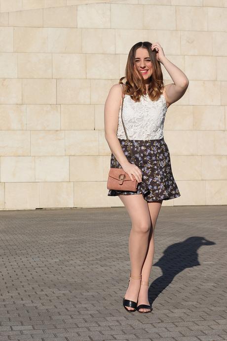 Outfit con falda de flores