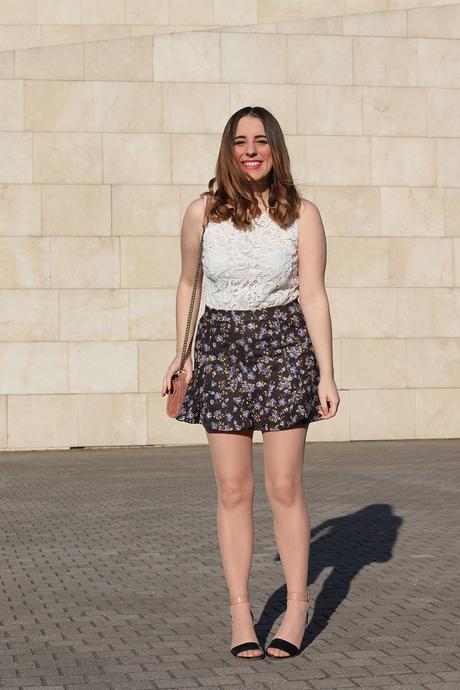 Outfit con falda de flores