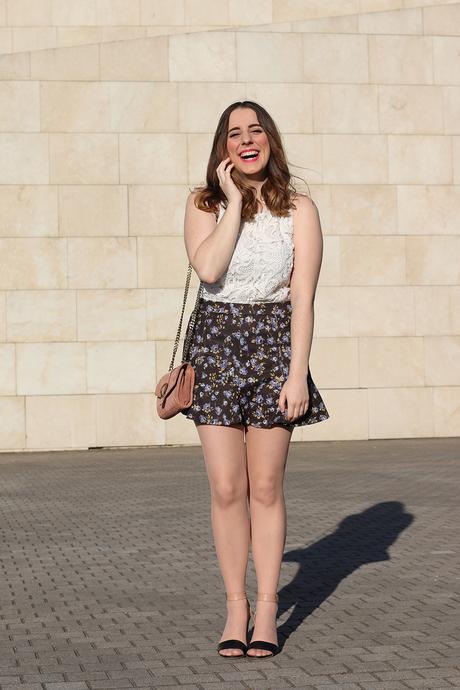 Outfit con falda de flores