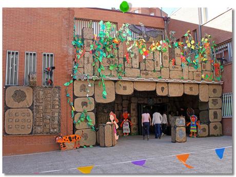 la fachada del colegio, decorada como unas ruinas de la selva maya