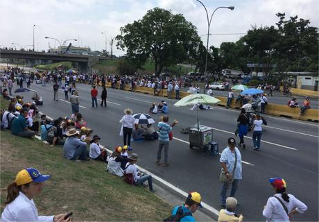 Pocos opositores se han sumado al Plantón #Venezuela (FOTOS DIFERENTES PUNTOS)