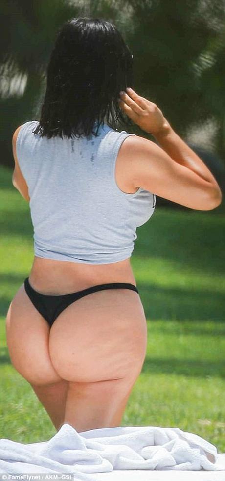 Kim Kardashian muestra su enorrrrrme  trasero en atrevido bikini negro (FOTOS)