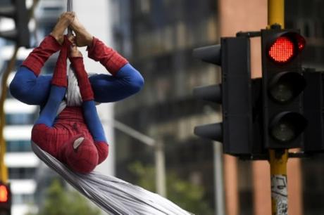 #Spiderman dejó #NuevaYork y ahora se pasea por los cielos de #Bogotá #Colombia