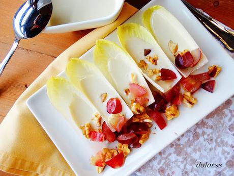 Endivias al roquefort con uvas y nueces