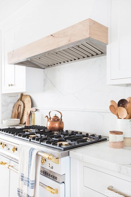 blanco, mármol y madera para una cocina abierta