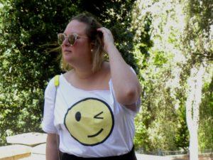 look smile talla grande curvy con camiseta blanca con emoticono culotte negro con lazo de zara xxl y bolso emoticono amarillo de pull bear