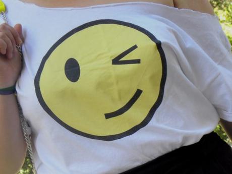 look smile talla grande curvy con camiseta blanca con emoticono culotte negro con lazo de zara xxl y bolso emoticono amarillo de pull bear