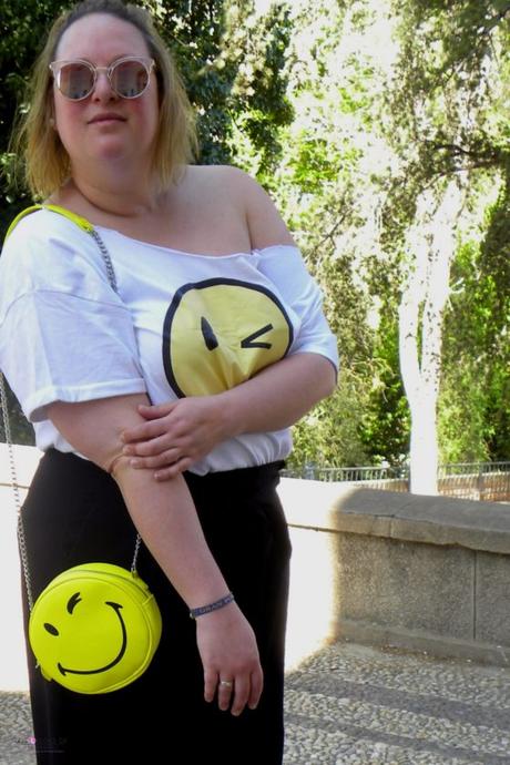 look smile talla grande curvy con camiseta blanca con emoticono culotte negro con lazo de zara xxl y bolso emoticono amarillo de pull bear