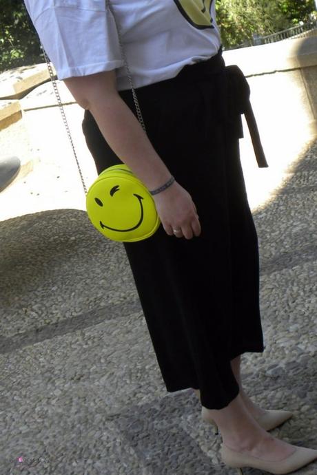 look smile talla grande curvy con camiseta blanca con emoticono culotte negro con lazo de zara xxl y bolso emoticono amarillo de pull bear