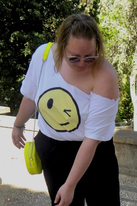 look smile talla grande curvy con camiseta blanca con emoticono culotte negro con lazo de zara xxl y bolso emoticono amarillo de pull bear