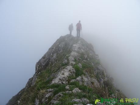 Ruta Sierra del Crespón: Tramo estrecho cerca de Peña Escrita