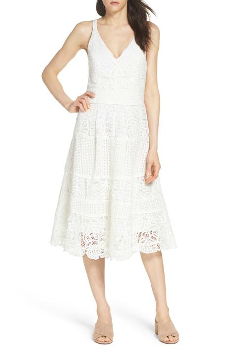 Un vestido de cóctel blanco