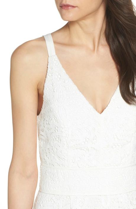 Un vestido de cóctel blanco