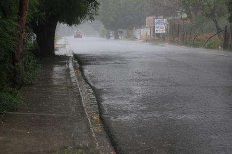 Está lloviendo en Bahoruco y otras provincias del Sur a causa de vaguada.