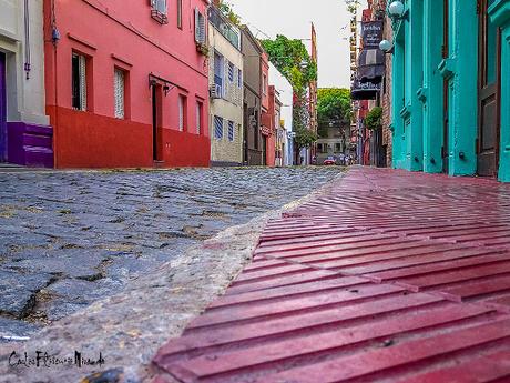 Foto a ras del suelo del colorido pasaje Bollini.