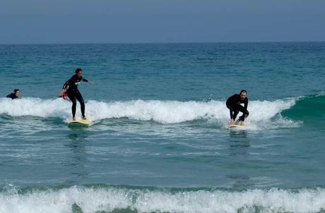 Surfear en Galicia o el reto de ponerse en pie en una tabla Al fin de pie en la tabla el último día del curso surfear en Galicia