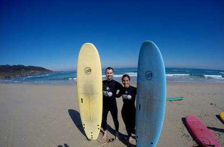 Surfear en Galicia o el reto de ponerse en pie en una tabla Posando con las tablas antes de empezar el curso surfear en Galicia