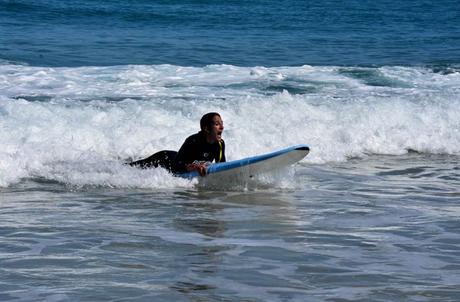 Surfear en Galicia o el reto de ponerse en pie en una tabla Estefanía, surfeando el segundo día surfear en Galicia