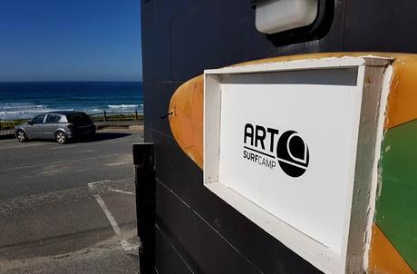 Surfear en Galicia o el reto de ponerse en pie en una tabla Art Surf Camp surfear en Galicia
