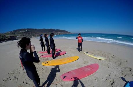 Surfear en Galicia o el reto de ponerse en pie en una tabla Andrés Queijo, dando instrucciones durante la clase surfear en Galicia